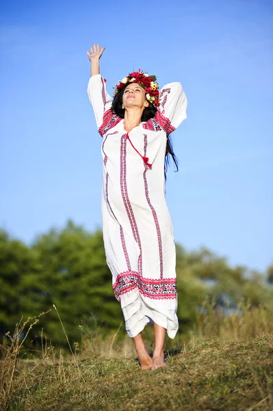 Retrato al aire libre de una hermosa mujer eslava embarazada — Foto de Stock