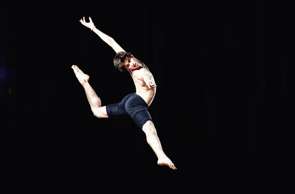 Moderne Balletttänzerin springt auf schwarzem Hintergrund — Stockfoto
