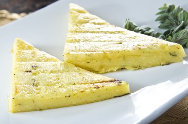 üçgen yapılan lezzetli sabah omlet tabağı