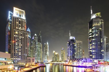 Dubai, Birleşik Arap Emirlikleri-10 Mart: modern gökdelenlerin üzerinde 10 Mart 2013 Dubai, Birleşik Arap Emirlikleri dubai Marina view. Dubai Yat Limanı - yapay canal city, 3 km gerinmek Basra Körfezi kıyı oyulmuş.