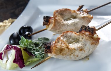 tabak pişmiş domuz üzerinde ahşap şişleri rulo