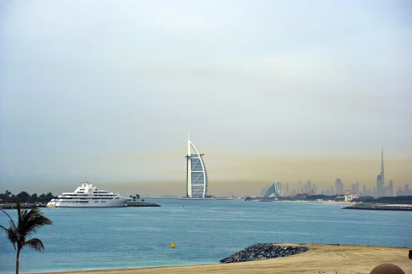 DUBAI, UAE - MARCH 10: The grand sail shaped Burj al Arab Hotel taken March, 10 2013 in Dubai. The hotel is classed as one of the most luxurious in the world and is located on a man made island. — Stock Photo, Image