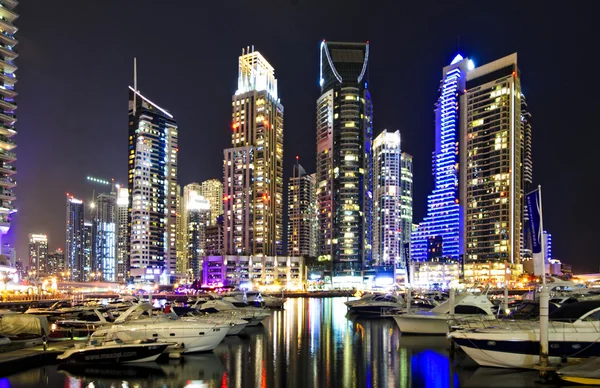 DUBAI, UAE-MARCH 10: Vista de arranha-céus modernos em Dubai Marina em 10 de março de 2013 em Dubai, Emirados Árabes Unidos. Dubai Marina - cidade de canal artificial, esculpida ao longo de um trecho de 3 km da costa do Golfo Pérsico . — Fotografia de Stock