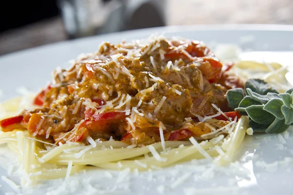 Plate of spaghetti with beacon under red sauce — Stock Photo, Image