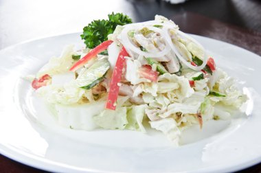 Kızıl somon ile tepesinde İtalyan sebze salatası