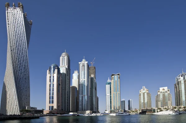 DUBAI, EAU - 22 FÉVRIER : Vue des gratte-ciel modernes à Dubai Marina le 22 février 2013 à Dubai, EAU. Dubai Marina - ville-canal artificiel, sculptée le long d'un tronçon de 3 km du littoral du golfe Persique . — Photo