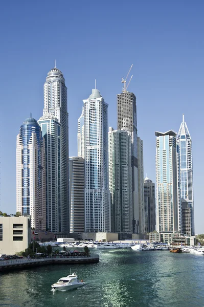 Dubai, Ηνωμένα Αραβικά Εμιράτα - 22 Φεβρουαρίου: θέα από σύγχρονες ουρανοξύστες στη Μαρίνα Ντουμπάι στις 22 Φεβρουαρίου 2013 στο Ντουμπάι, ΗΑΕ. Μαρίνα του Ντουμπάι - τεχνητό κανάλι πόλη, χαραγμένη κατά μήκος ένα τέντωμα 3 χιλιόμετρα της ακτογραμμής του Περσικού Κόλπου. — Φωτογραφία Αρχείου
