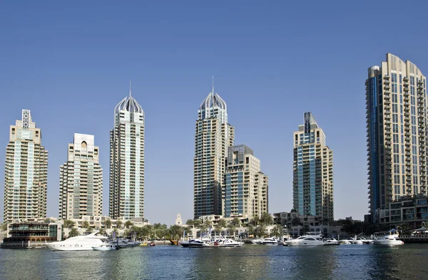 Dubai, Egyesült Arab Emírségek - február 22-én: február 22, 2013 modern felhőkarcolók, dubai Marina, dubai, Egyesült Arab Emírségek kilátás. Dubai marina - mesterséges canal city, faragott egy 3 km-re a Perzsa-öböl partvonal mentén. — Stock Fotó