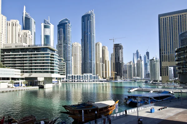 Dubai, Förenade Arabemiraten - 22 februari: Visa moderna skyskrapor i dubai marina på den 22 februari, 2013 i dubai, uae. Dubai marina - konstgjorda canal city, snidade längs en 3 km lång sträcka av Persiska viken strandlinjen. — Stockfoto