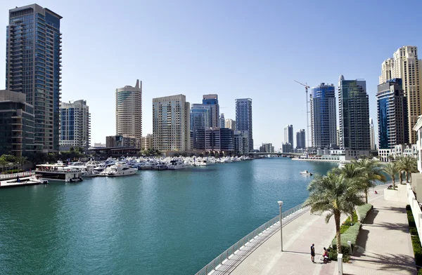 Dubai, Zjednoczone Emiraty Arabskie - 22 lutego: widok nowoczesnych drapaczy chmur w dubai marina na 22 lutego 2013 roku w Dubaju, ZEA. Dubai marina - sztuczny kanał miasta, rzeźbione wzdłuż na odcinku 3 km linii brzegowej Perskiej. — Zdjęcie stockowe