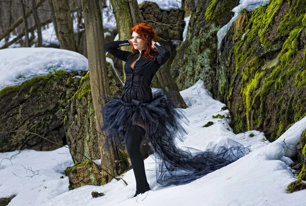 Retrato bela mulher ruiva na floresta de inverno — Fotografia de Stock