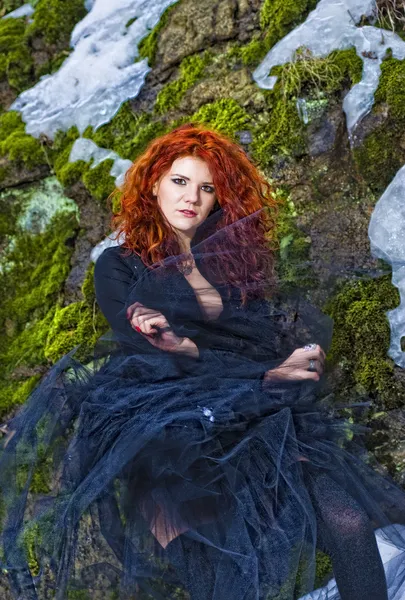 Retrato bela mulher ruiva na floresta de inverno — Fotografia de Stock