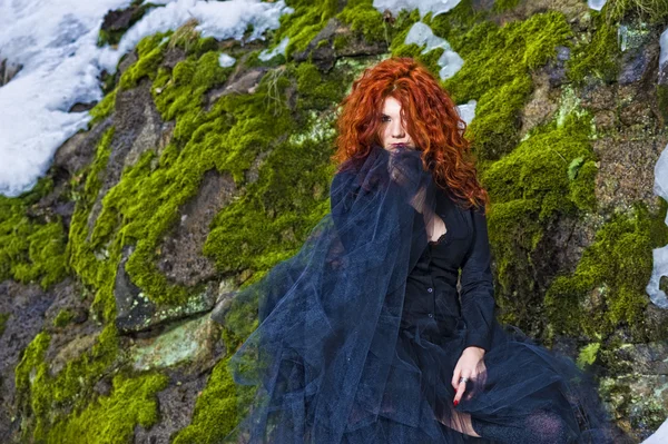 Retrato bela mulher ruiva na floresta de inverno — Fotografia de Stock