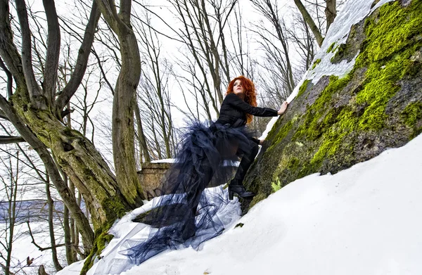 Portrait belle femme aux cheveux roux dans la forêt d'hiver — Photo