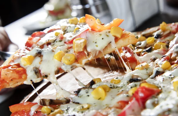 Veduta della gustosa pizza italiana — Foto Stock