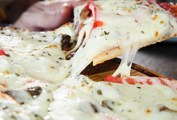 Visa god italiensk pizza — Stockfoto