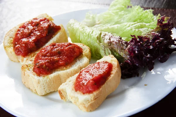 Assiette de snacks italiens traditionnels — Photo