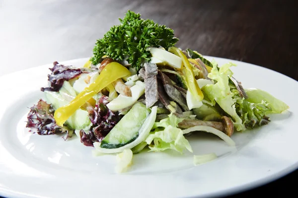 Plaat van traditionele Italiaanse groene salade — Stockfoto