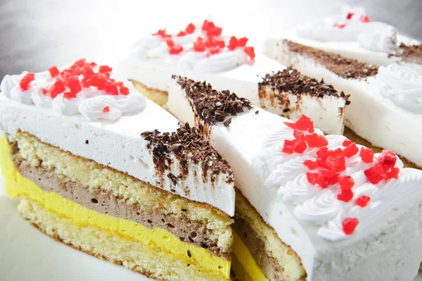 Pies of cake topped with red jelly crumbles — Stock Photo, Image