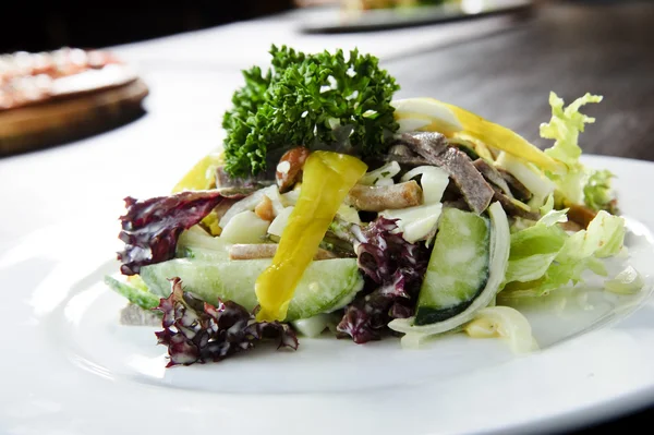 Plaat van traditionele Italiaanse groene salade — Stockfoto