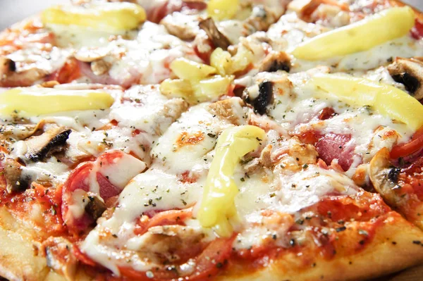 Weergave van smakelijke Italiaanse pizza — Stockfoto
