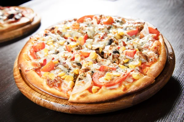 Vista de la sabrosa pizza italiana —  Fotos de Stock