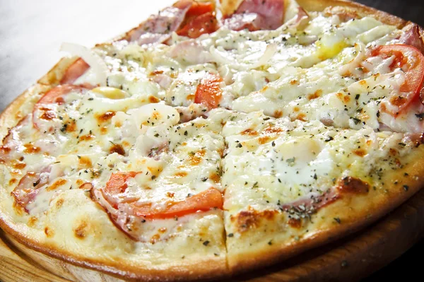 Вид на вкусную итальянскую пиццу — стоковое фото