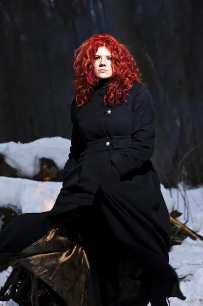 Porträtt av röda haired vackra och vilda yang kvinna jägaren i skogen dystra vintern. — Stockfoto