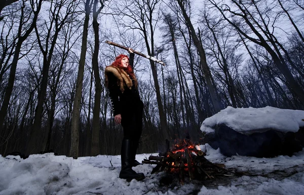 Porträt der rothaarigen schönen und wilden Yang-Frau des Jägers im winterfinsteren Wald. — Stockfoto