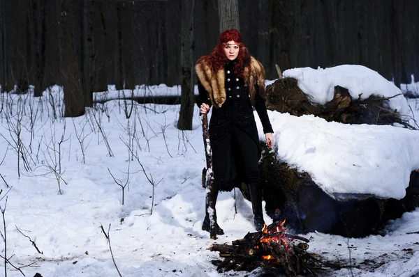 Porträt der rothaarigen schönen und wilden Yang-Frau des Jägers im winterfinsteren Wald. — Stockfoto