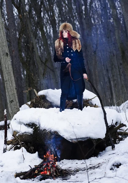 빨간 머리 아름 답 고 야생 양 여자 겨울 우울한 숲에서 헌터의 초상화. — 스톡 사진