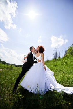 Kırmızı saçlı gelin ile Avrupa çift düğün fotoğrafı