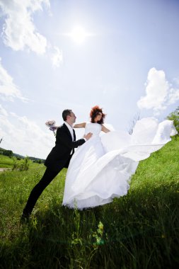Kırmızı saçlı gelin ile Avrupa çift düğün fotoğrafı