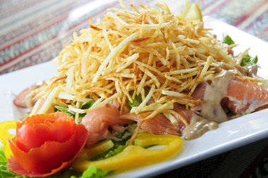 plaka güzelce düzenlenmiş derin kızarmış patates