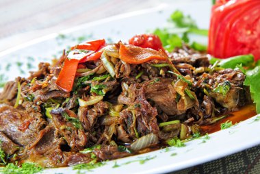 Kızarmış kuzu eti tabak karışık sebze ile