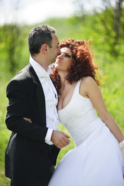 Wedding picture of European couple with red haired bride — Stock Photo, Image