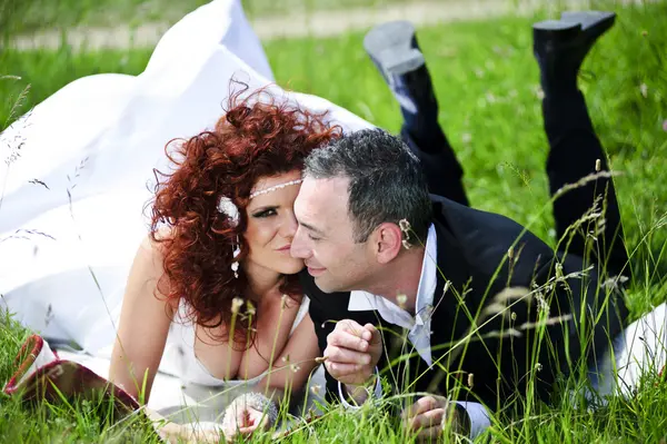 Imagem do casamento do casal europeu com noiva de cabelos vermelhos — Fotografia de Stock