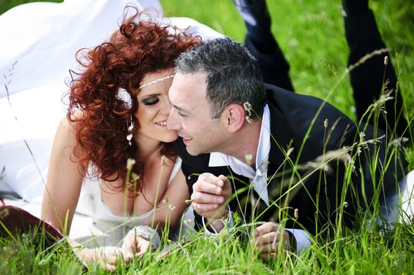 Imagem do casamento do casal europeu com noiva de cabelos vermelhos — Fotografia de Stock