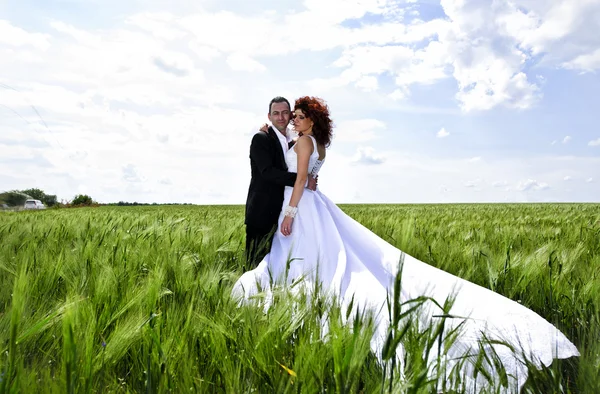 Wedding picture of European couple with red haired bride — Stock Photo, Image