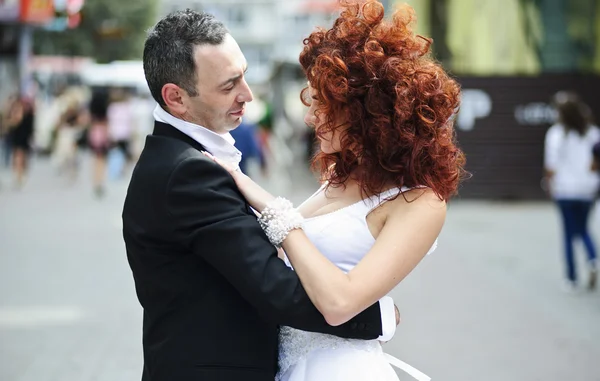 Свадебное фото европейской пары с рыжеволосой невестой — стоковое фото