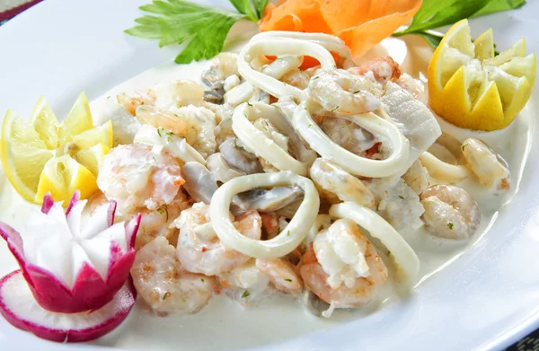 Lezzetli pişmiş deniz gıda plaka resmini — Stok fotoğraf
