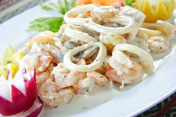 Foto di gustoso piatto di frutti di mare cotti — Foto Stock