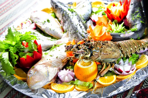 Picture of different sea fish plate arranged with vegetables — Stock Photo, Image
