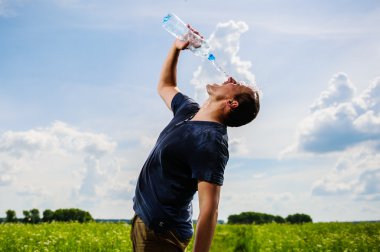 volwassen mam speelt met water onder groen veld