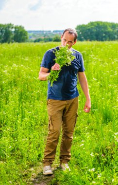 çiçek grup ile köylü portresini arasında yeşil alan anlamına gelir.