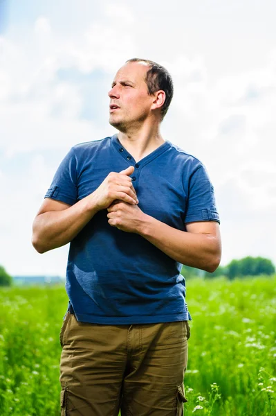 Erwachsener und ausgeflippter Dorfmann tritt auf der grünen Wiese auf — Stockfoto