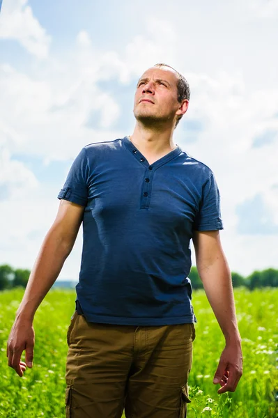 Adult and freaky village man performs on green field — Stock Photo, Image