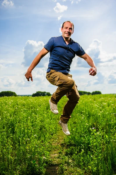 Erwachsener und ausgeflippter Dorfmann tritt auf der grünen Wiese auf — Stockfoto