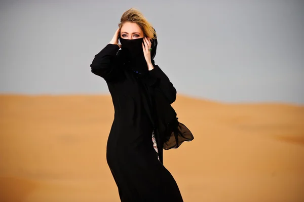 Porträt einer arabisch gekleideten Frau in gelber Wüste — Stockfoto