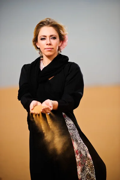 Portret van Arabische manier vrouw gekleed in gele woestijn — Stockfoto